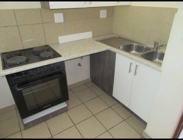 2 BEDROOM TOWNHOUSE FOR SALE IN ROOIHUISKRAAL NORTH